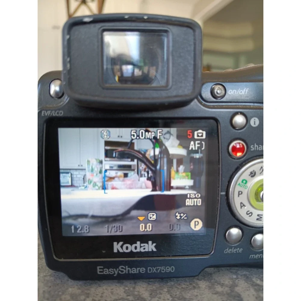 Kodak EasyShare DX7590 5.0MP 10x Zoom Digital Camera + Dock And Manuals